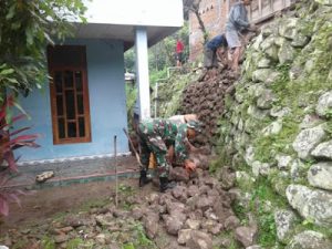 Babinsa Gowak Bantu Warga Terkena Tanah Longsor