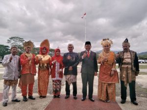 PUNCAK HARI AMAL BHAKTI KE 77 , KELUARGA BESAR KEMENAG SUMEDANG BERKOSTUM PAKAIAN ADAT INDONESIA