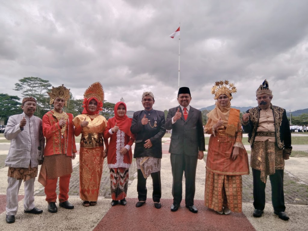 PUNCAK HARI AMAL BHAKTI KE 77 , KELUARGA BESAR KEMENAG SUMEDANG BERKOSTUM PAKAIAN ADAT INDONESIA