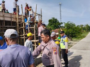 Polsek Jati Polres Blora Bersama Warga  Kerja Bakti Bangun Pondok Pesantren
