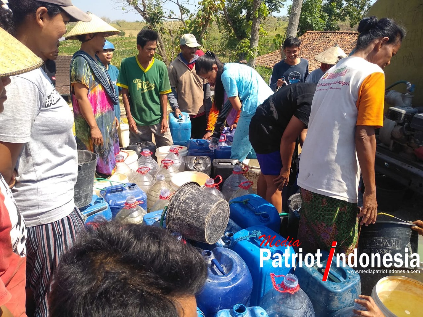 Kekeringan Yang Melanda Kabupten Rembang Perhutani berikan bantuan Air Bersih di desa Pondok Rejo