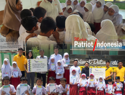 Dukung Pembangunan Pendidikan di Kabupaten Bekasi FajarPaper Distribusikan 17.000 Paket Alat Tulis ke Sekolah Dasar