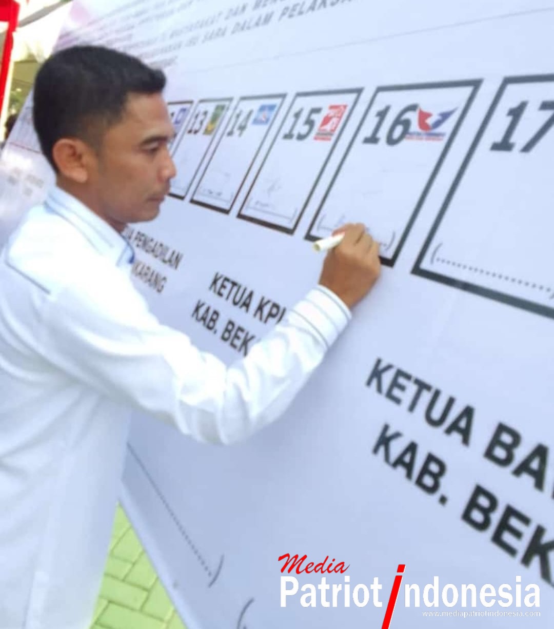 BUDIONO Ketua DPD Partai PERINDO Kabupaten Bekasi, Menandatangani Kesepakatan Pemilu Damai Di Kabupaten Bekasi