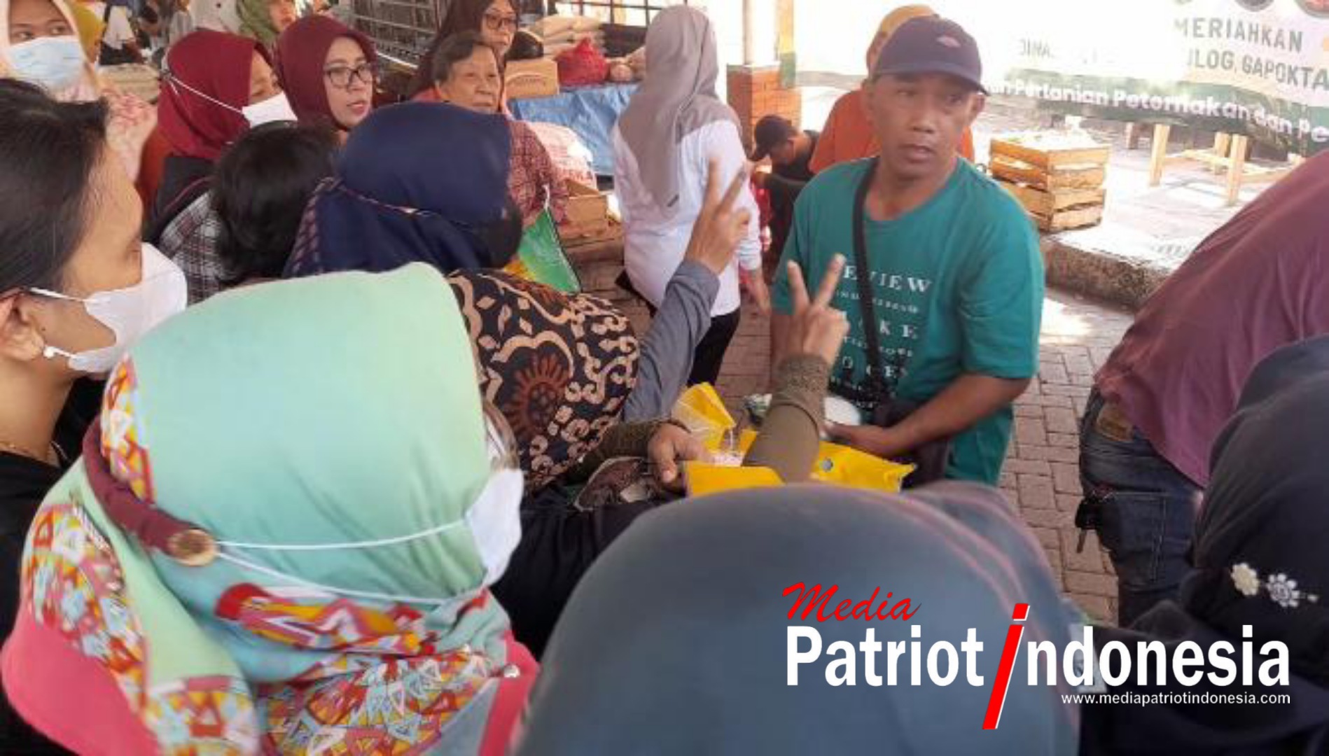 Warga Antri Untuk Membeli Beras Murah di Bazar Gerakan Pangan Murah DP4 Kabupaten Blora