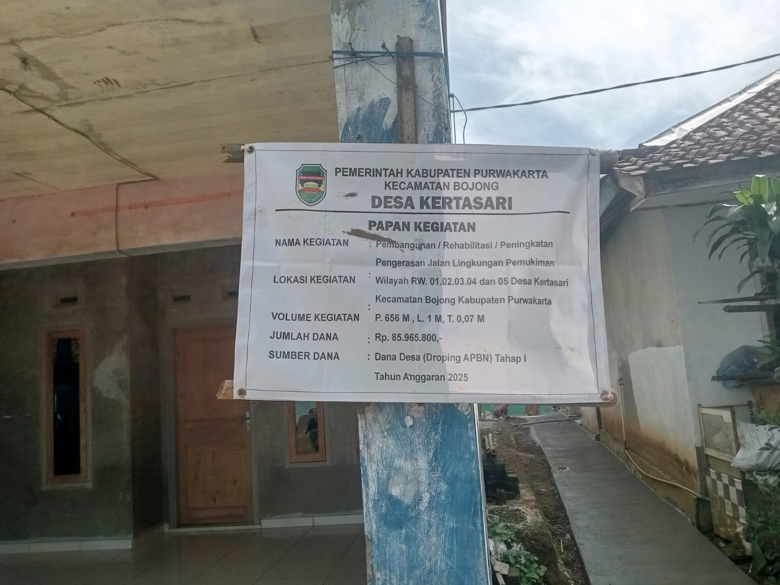 Pekerjaan Rabat Beton Jalan Lingkungan Dari Dana Desa Kertasari TA 2025 Dikerjakan Secara Manual, Kualitas dan Ketahanannya Patut Diragukan