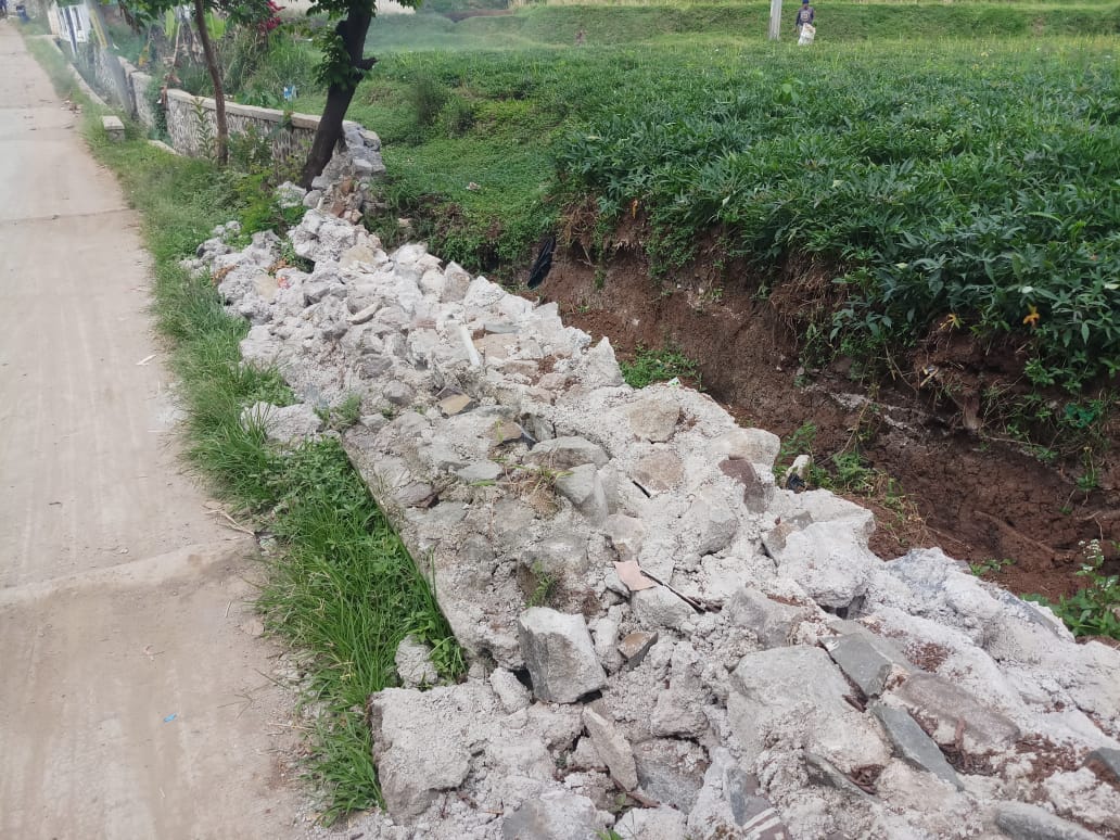 TPT DI DESA MEKARJAYA ROBOH, PELAKSANA BORONGAN TERANCAM TINDAKAN HUKUM