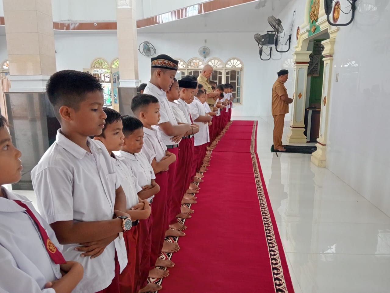 Pelaksanaan Salat Zuhur Berjamaah di UPTD SDN 7 Bireuen Berjalan Konsisten dan Penuh Kesadaran