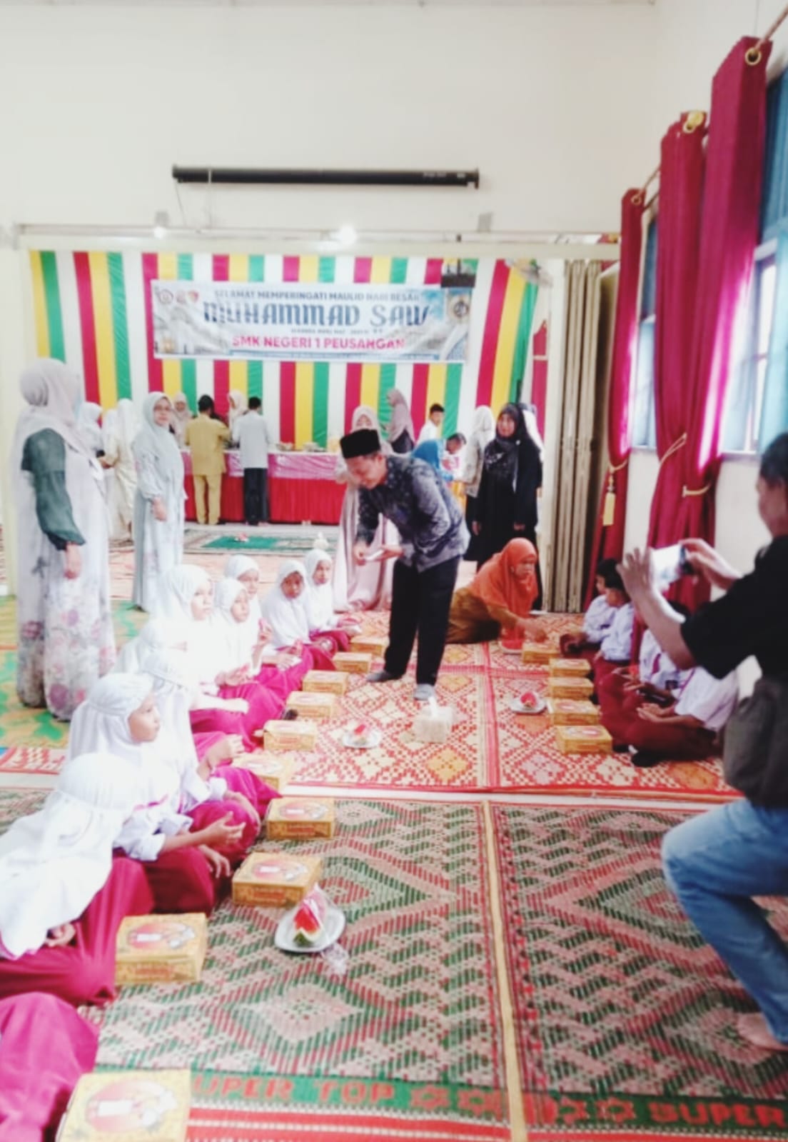 30 Anak Yatim Terima Santunan di Peringatan Maulid Nabi Muhammad SAW di SMKN 1 Peusangan