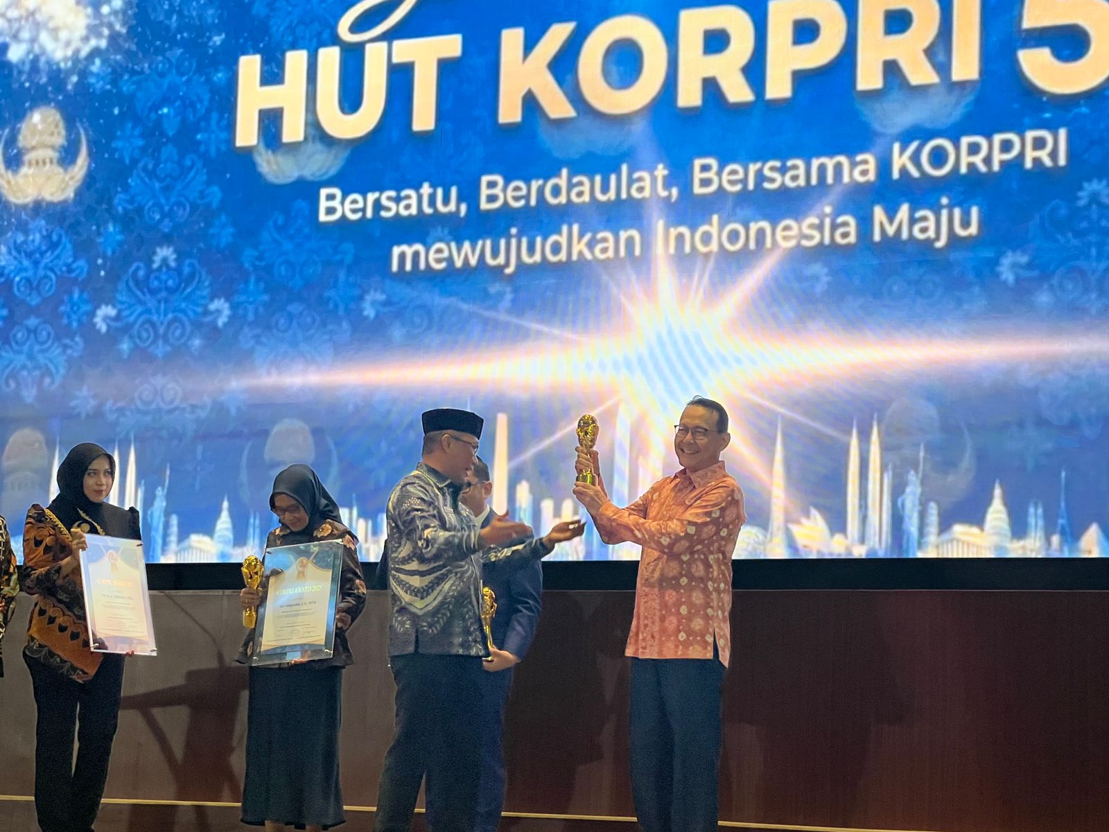 Fachmi Idris Terima Penghargaan Life Achiesement di KORPRI Award