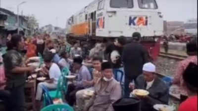 KAI Daop 8 Surabaya Sesalkan Kegiatan Hajatan Lamaran di Sekitar Jalur Rel Kereta Api