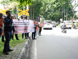 KAI Daop 8 Surabaya dan KAI Properti Gencarkan Sosialisasi Keselamatan di Perlintasan Sebidang Jelang Nataru 2025/2026