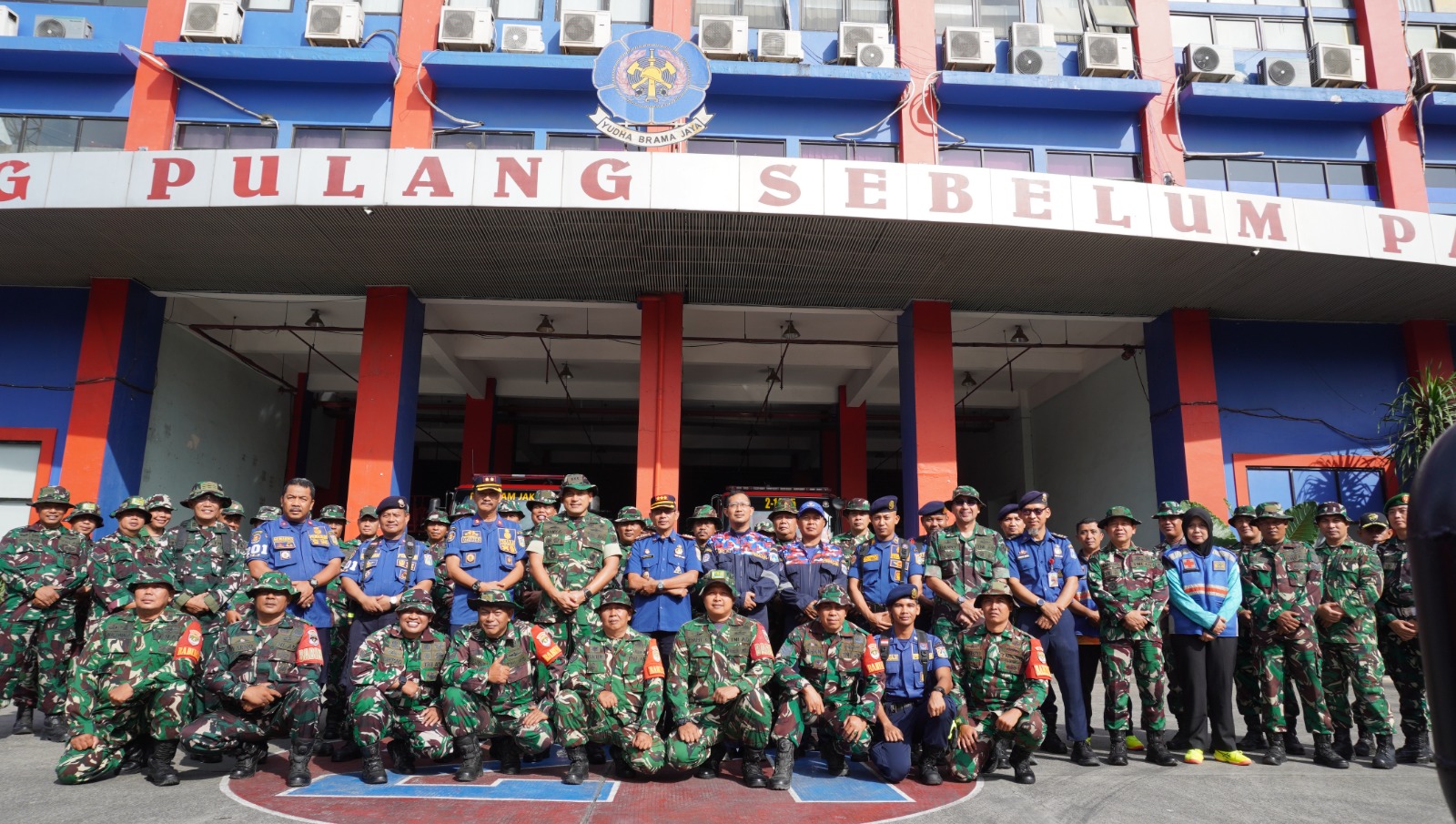 Kodim 0502/Jakarta Utara Gelar Latihan Terpadu Pemadam Kebakaran Bersama Sudin Damkar