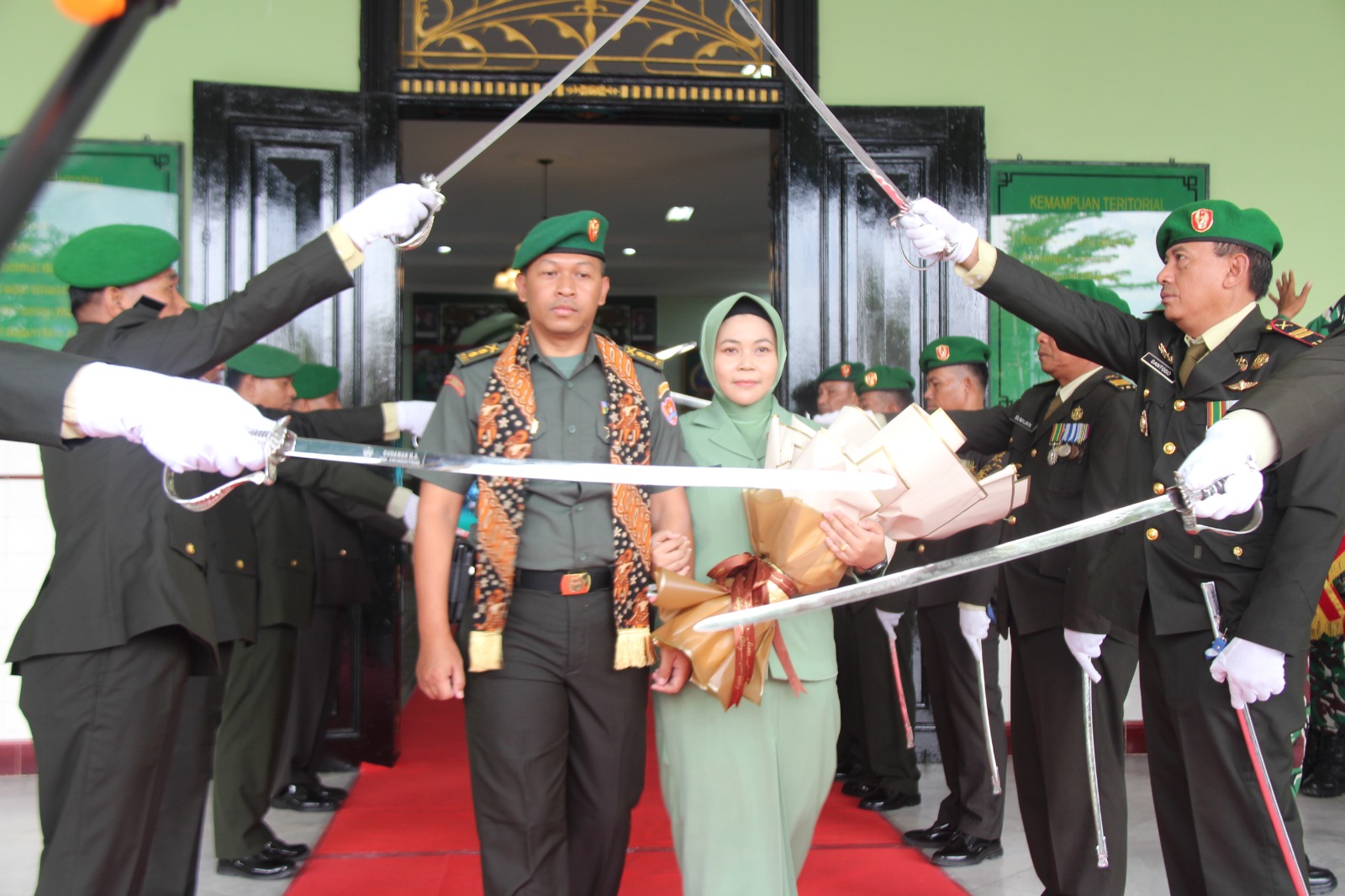 Tradisi Pedang Pora Menjadi Pengiring Sakral di Pergantian Tongkat Komando.