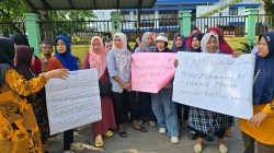 Emak- emak Geruduk Kantor Camat,Ada Dugaan Suap Pengangkatan Kepling IX Pulo Brayan Bengkel