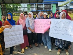 Emak- emak Geruduk Kantor Camat,Ada Dugaan Suap Pengangkatan Kepling IX Pulo Brayan Bengkel