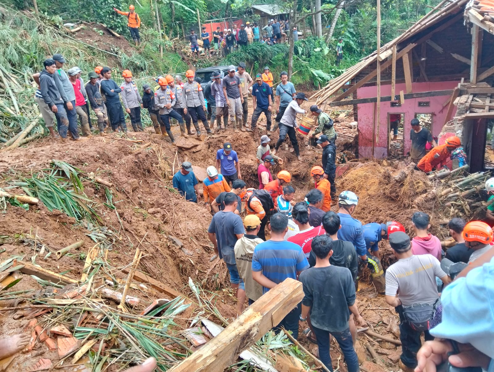 Evakuasi Longsor di Sumedang Selatan Berjalan Dramatis, Korban Ditemukan Meninggal Setelah Pencarian Intensif