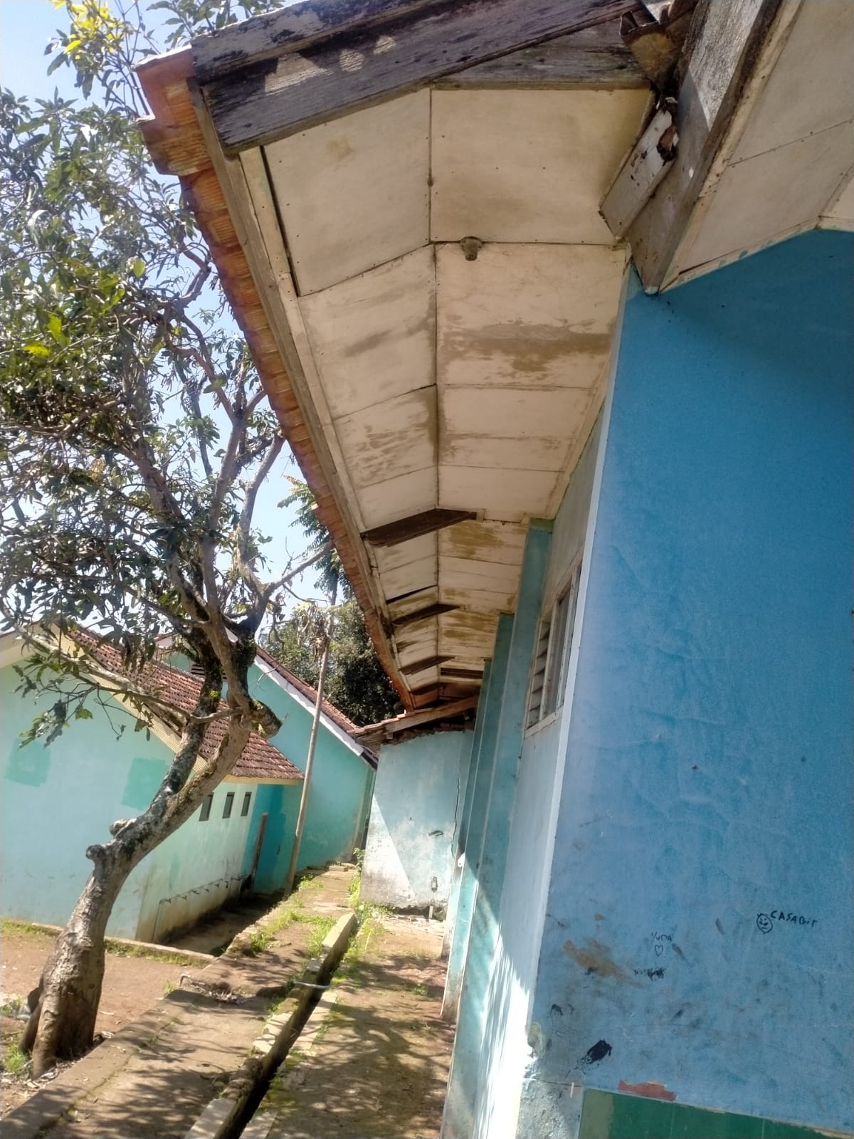 KONDISI BANGUNAN SEKOLAH SMP NEGERI 1 ARJASARI MEMPRIHAKTINKAN, KEPALA SEKOLAH DIDUGA MELAWAN HUKUM