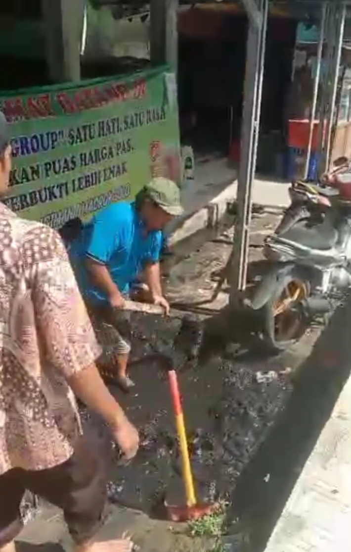 Cegah DBD Warga RT 01/02 Sukadarma kecamatan Sukatani Kabupaten Bekasi, kerja bakti Bersihkan lingkungan,
