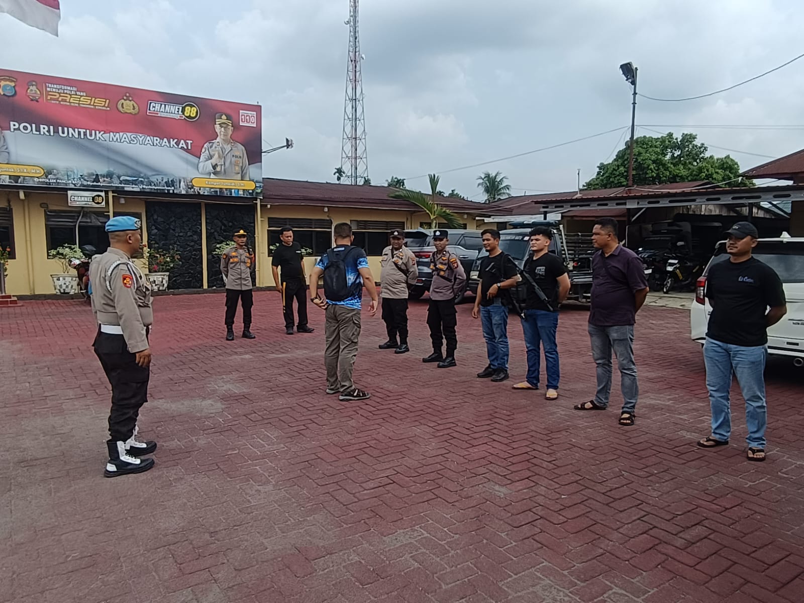 Polsek Pancur Batu Gerebek Sarang Narkoba, Dua Pengguna Sabu Ditangkap dan Barak Dibakar