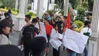 DEMO MEMBARA DI SIANTAR! Massa Tembus Barikade, Sekda Junaedi Sitanggang Didemo Habis-habisan