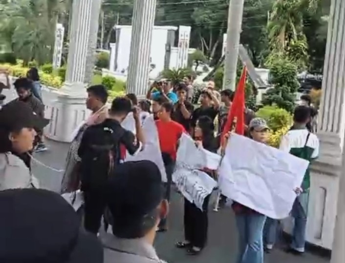 DEMO MEMBARA DI SIANTAR! Massa Tembus Barikade, Sekda Junaedi Sitanggang Didemo Habis-habisan