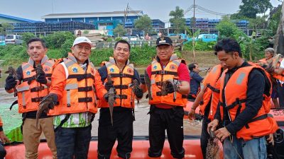 Jaga Ekosistem Sungai, Pemkot Jaktim Turun Serentak Berantas Ikan Sapu-Sapu