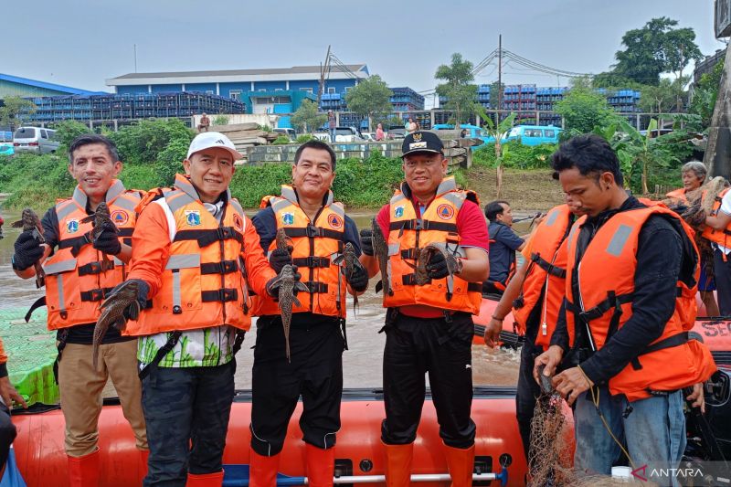 Jaga Ekosistem Sungai, Pemkot Jaktim Turun Serentak Berantas Ikan Sapu-Sapu