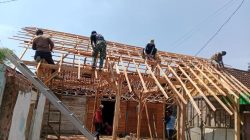 Rumah Milik Suwiti, Kini Dalam Proses Pekerjaan, dengan Dibantu Warga Sekitar.