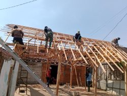 Rumah Milik Suwiti, Kini Dalam Proses Pekerjaan, dengan Dibantu Warga Sekitar.