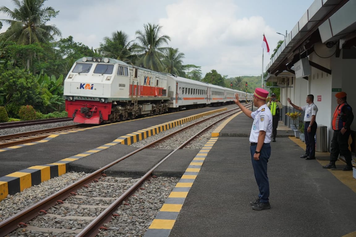 KAI Daop 2 Bandung Catat Kinerja Ketepatan Waktu KA Berangkat Pada Angkutan Lebaran 2026 Mencapai 99,80% Meningkat dari Angkutan Lebaran 2025, berikut 10 KA Favorit Pelanggan